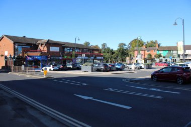 Loughborough, Leicestershire, İngiltere, 15 Ekim 2023, Southfield Bulvarı 'ndaki halka açık park ve dükkanlar