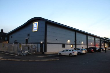 Aldi Superstore, Syston, Leicestershire, 3 Ekim 2023, Alacakaranlıkta çekildi.