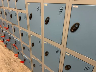 Birkaç mavi ve gümüş dolabın yan görüntüsü, kapalı alanlarda çekildi.