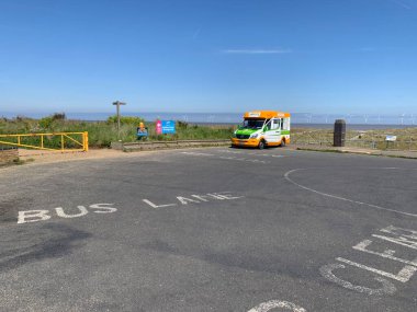 İngiltere, Norfolk, Büyük Yarmouth, 8 Mayıs 2024 Haven Sahil Oteli dışında, güneşli bir sabah, arka planda dondurma kamyoneti ve deniz.