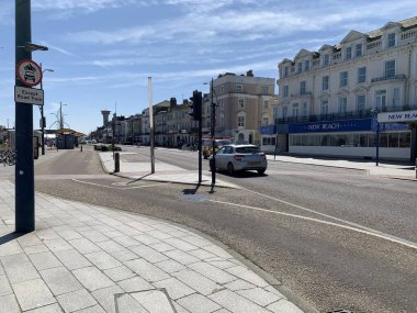 İngiltere, Norfolk, Büyük Yarmouth, 9 Mayıs 2024 Deniz Geçidi yürüyüş yolu ve yolu güneşli bir öğleden sonra alındı.