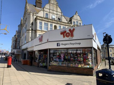 İngiltere, Norfolk, Büyük Yarmouth, 8 Mayıs 2024 Regent Oyuncak Dükkanı, Regent Yolu üzerinde yer almaktadır.