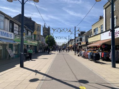İngiltere, Norfolk, Great Yarmouth, 8 Mayıs 2024 Regent Yolu Halka açık yürüyüş yolu güneşli bir yaz gününde alındı.
