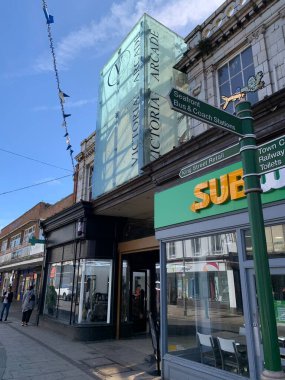 İngiltere, Norfolk, Büyük Yarmouth, 8 Mayıs 2024 King Caddesi 'ndeki Victoria Arcade ön girişi güneşli bir yaz gününde çekildi.