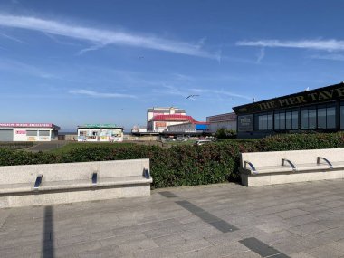 İngiltere, Norfolk, Büyük Yarmouth, 9 Mayıs 2024 Deniz Geçidi yakınlarındaki alışveriş ve sahil bölgesi güneşli bir öğleden sonra alındı.