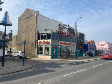 İngiltere, Norfolk, Büyük Yarmouth, 9 Mayıs 2024 Deniz Geçidi yolu. Arka planda Harry Ramsden 'ın restoranı var. Güneşli bir yaz öğleden sonrasında çekildi.