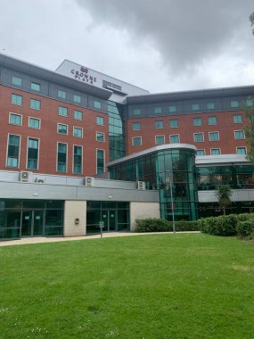Birmingham, Batı Midlands, İngiltere 23 Mayıs 2024 Crowne Plaza Hotel Birmingham NEC binası bulutlu bir günde alındı