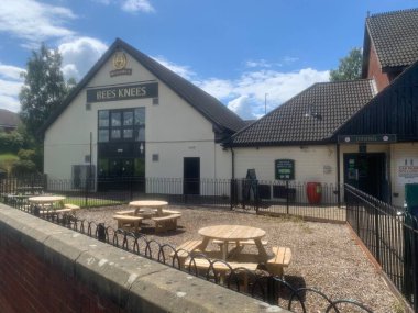 Leicester, Leicestershire İngiltere, 16 Haziran 2024 Bees Diz Pub ve restoran Meridian Yolu ön girişi üzerinde yer almaktadır.