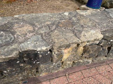 Küçük taştan bir duvar, güneşli bir günde yukarıdan çekilmiş bir resim.