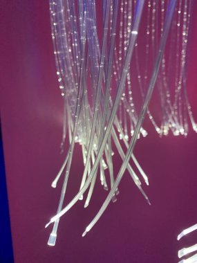 Mor arkaplanı olan beyaz Fiber optik kablolar, perspektif