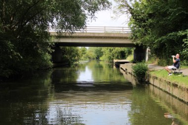 Leicester, Leicestershire, Birleşik Krallık 29 Haziran 2024 Büyük Birlik Kanalı, A46 çevre yolu yakınında, güneşli bir günde gölde balık tutan adam.