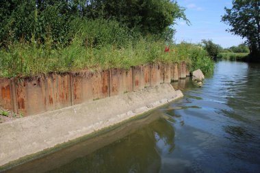 Nehir kıyısının yanında çökmüş beton patika.