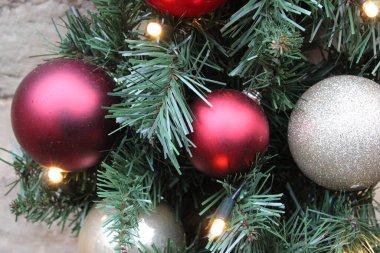 Noel ağacının tepesinde kırmızı ve Whie süslemeleri olan yakın bir resim.