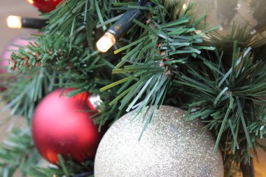 Noel ağacının tepesinde kırmızı ve Whie süslemeleri olan yakın bir resim.