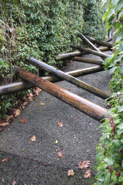 Her iki tarafı da çitlerle kaplı ahşap engelli parkur, gün içinde dışarı çıkarıldı.