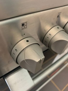 Gaz ocağı kontrol düğmesi, yakın plan çekimde yay dışarı itiyor.