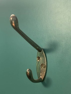 Giysiler yeşil bir duvara yakın çekilen fotoğraflara bağlanır.