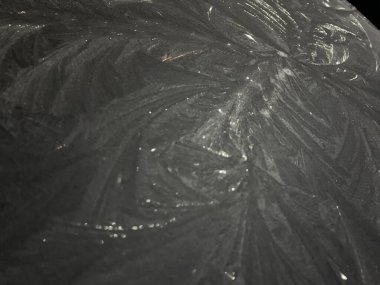 Gece çekilmiş bir araba kaputunda taze buz, resmi kapat.