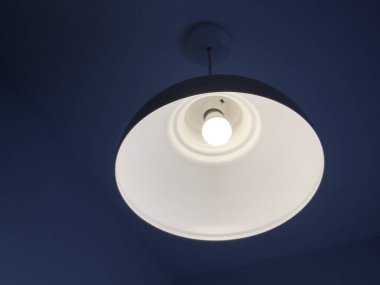 Parlak lamba ile beyaz abajur, Yakından görüntü