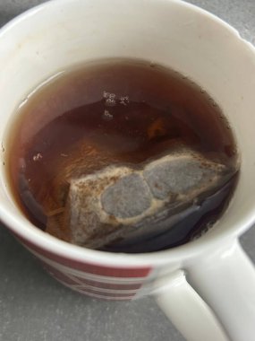 Sıcak suda çay poşeti, sütsüz, yakından çek.