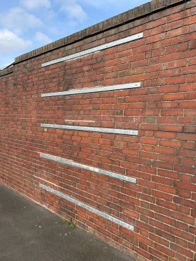 Dikiş Çubukları takılı tuğla duvar, yapısal destek sağlamak için kullanılır