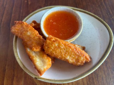 Tabakta kırmızı biber soslu Halloumi kızartması, yakından çek.