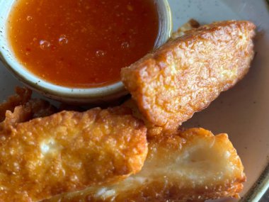 Tabakta kırmızı biber soslu Halloumi kızartması, yakından çek.