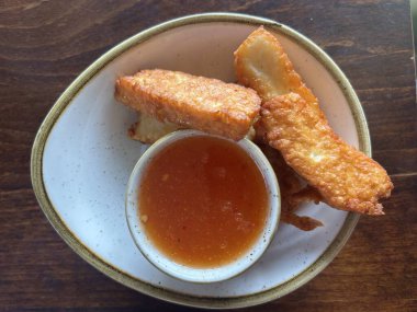 Tabakta kırmızı biber soslu Halloumi kızartması, yakından çek.