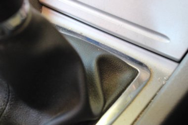 Araba Vites Vites Konsolunun Deri Özellikli Yakından Görünümü, Arabanın İçinde Kirli Görünür