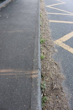 Kaldırımlı ve bitişik Sarı Yol İşaretli Şehir Köşkü