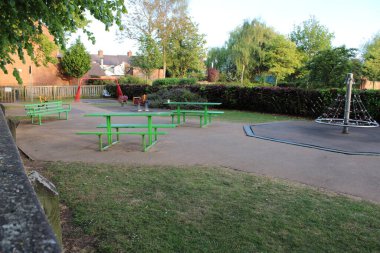 Açık Gökyüzü Altında Topluluk Oyun Alanı ve Yeşil Banklar