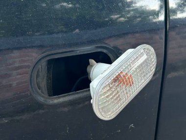 Konut arabasından alınan kırık sinyal göstergesi yan lambası