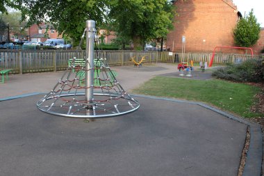 Çocuklar için Tırmanma Ağı ve Eğlence Aletleri olan Açık Hava Oyun Alanı