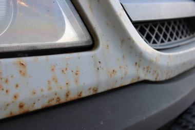 Beyaz Metal bir minibüsteki Pas Beneklerinin Yakın Görüntüsü