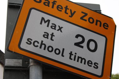 Trafik Güvenliği Tabelası Okul Zaman Hız limitini gösteriyor