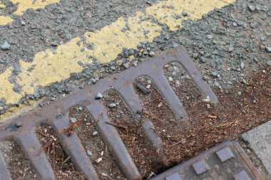 Ana yolda çift sarı çizgilerle kamu gideri tıkandı