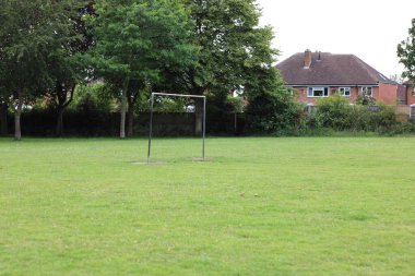 Açık havada kale direkli oyun sahası bulutlu bir günde yazın çekildi.