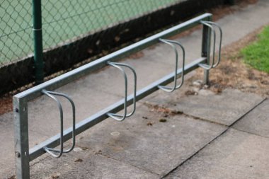 Boş bisiklet rafları, hırsızlığı önlemek için güvenli bir şekilde kilitlenir.