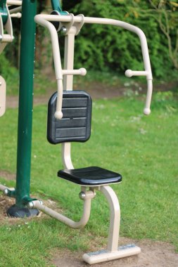 Açık havada egzersiz makinesi, dayanıklılık eğitimi için, bulutlu bir günde çekildi.