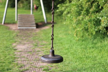 Halka açık bir parkta çekilen teleferik hattı koltuğu