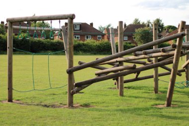 Açık hava ahşap tırmanma iskeleti halka açık bir parkta çekildi.