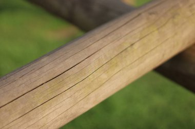 Tahta direk, ahşap direk. Dışarıdaki tırmanma iskeletinden alınmış.