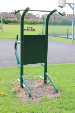 Açık havada egzersiz makinesi, dayanıklılık eğitimi için, bulutlu bir günde çekildi.