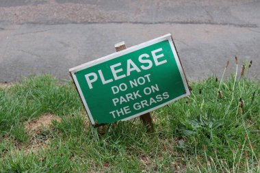 Yeşil tabela. Lütfen yere park etmeyin.