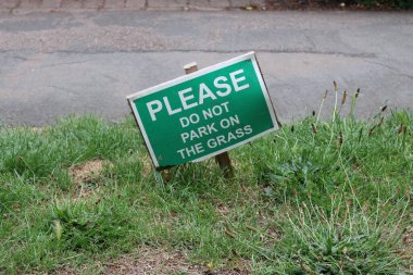 Yeşil tabela. Lütfen yere park etmeyin.