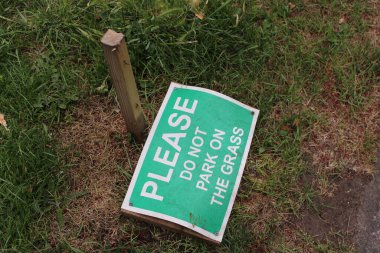 Yeşil tabela. Lütfen yere park etmeyin.