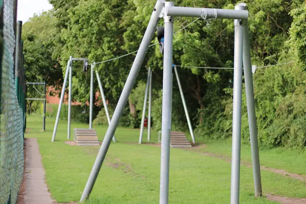 Halka açık bir parkta küçük bir halatla kayma.