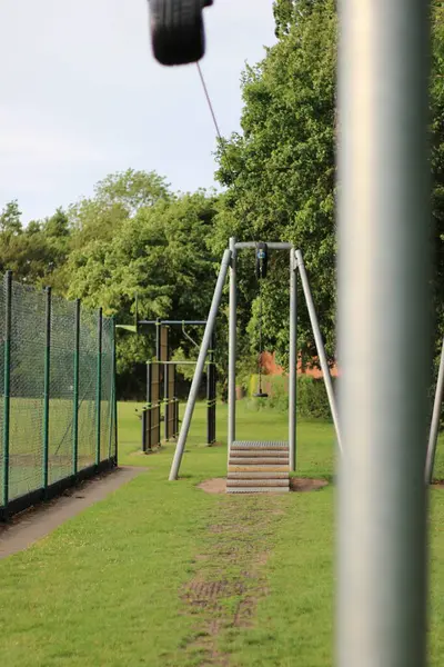 Halka açık bir parkta küçük bir halatla kayma.