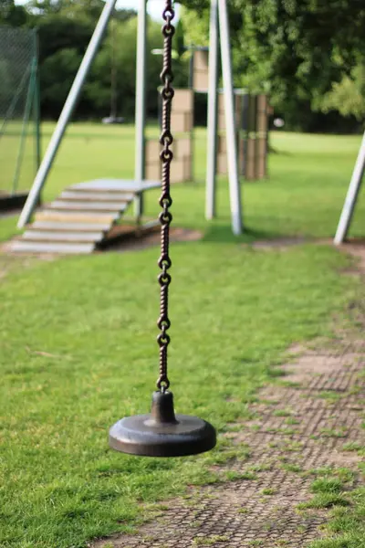 Halka açık bir parkta çekilen teleferik hattı koltuğu