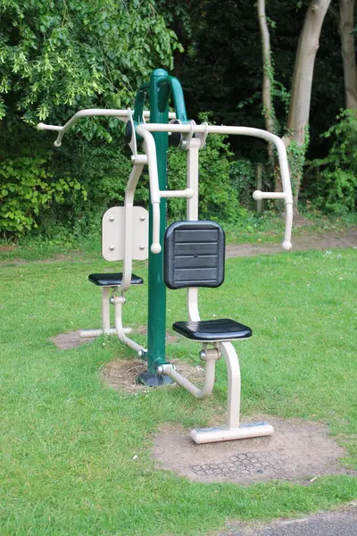 Açık havada egzersiz makinesi, dayanıklılık eğitimi için, bulutlu bir günde çekildi.